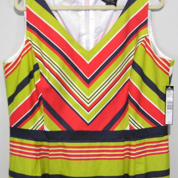 TAHARI SIZE 18 SLEEVELESS STRIPE DRESS - Picture 2 of 9